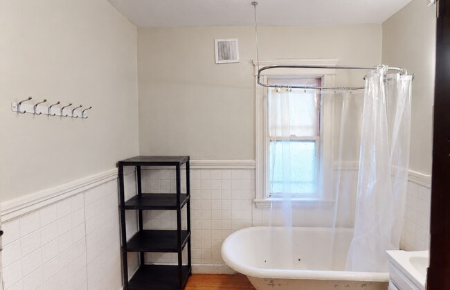 24 Dearborn Rd Unidad Prime location Tufts Housing June 2027