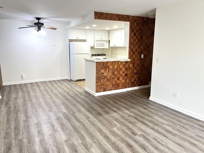 Building Photo - Mission Valley- Centrally Located Condo with AC, Private Patio and Parking.