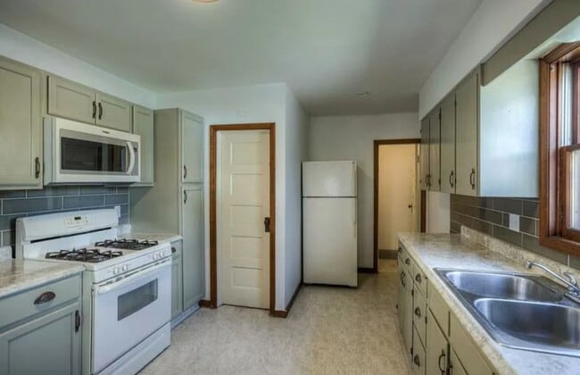 Photo - Beautiful Benson Three Bedroom!