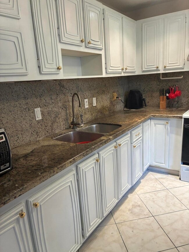 Photo - 2821 Somerset Dr Unit 203