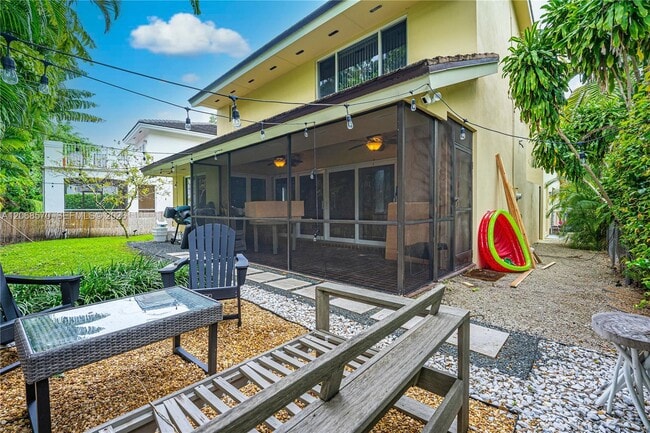 Photo - 6865 Veronese St