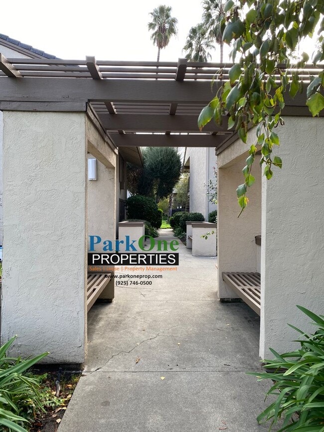 Building Photo - Spacious 2 bed / 2 bath condo in great location.