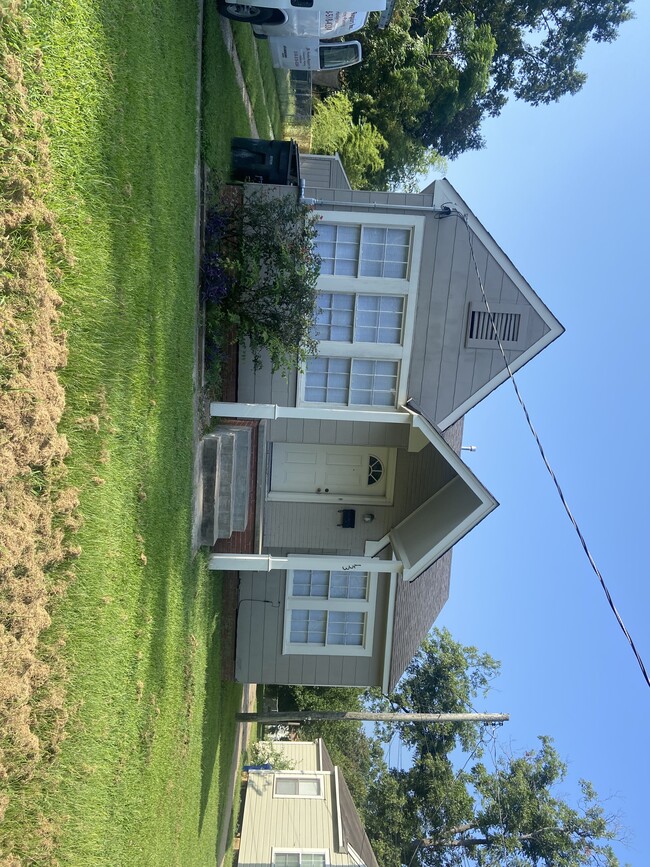 Building Photo - 153 E Elmwood St Rental