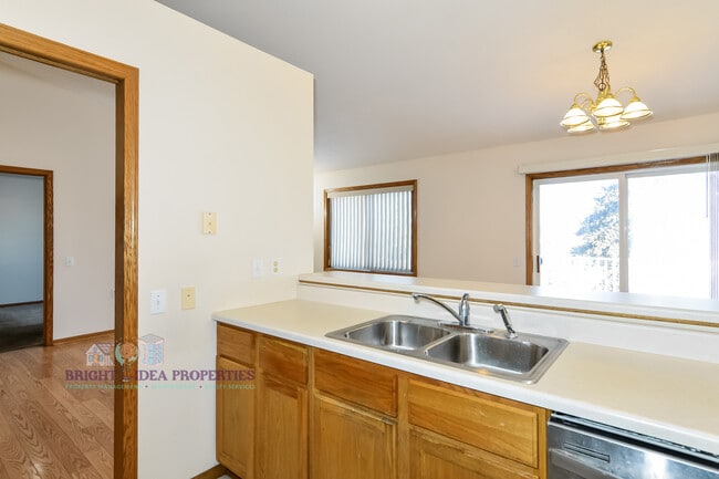 Photo - 2737 Douglas Dr N