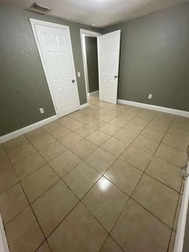 Photo - Palm River 2/1 Duplex- Move-In Ready! Apply FOR FREE today! Unit B