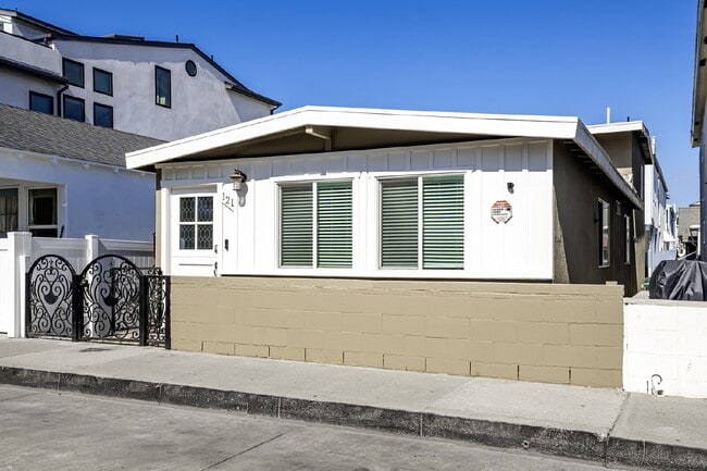 Photo - "Turnkey and Fully Remodeled Beachside Retreat with Cozy Fireplace & Modern Amenities in Newport ...