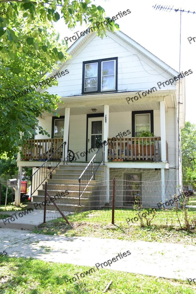 Building Photo - 811 N Center St Unit 1