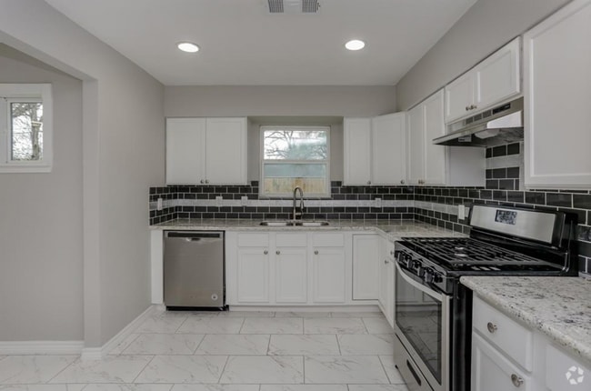Building Photo - 5635 Belarbor St Rental