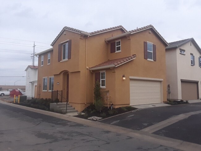 Building Photo - Centrally Located 3 Bedroom, 2.5 bath in gated community of Elk Grove