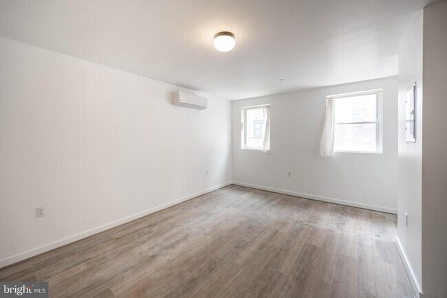 Photo - 711 W Thompson St Unit 2F