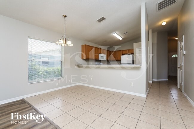 Photo - 1683 Christopher St