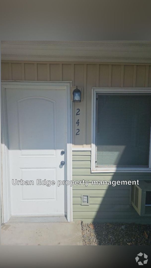 Building Photo - 1 bedroom 1 bath apartment (photos similar) Unit 949
