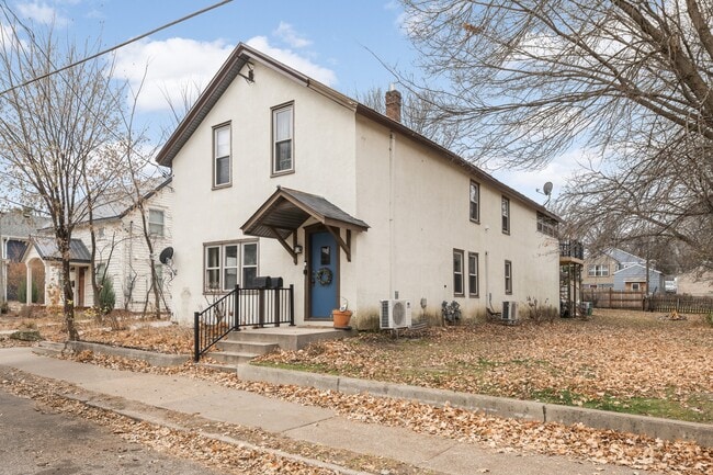 Building Photo - 810 4th St S Unit 1