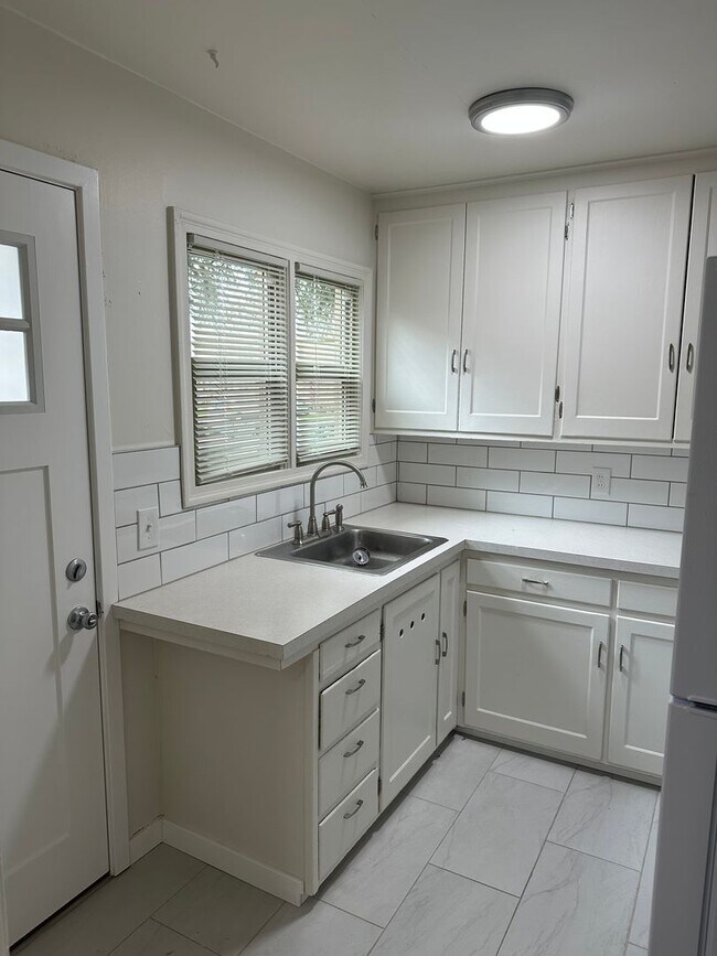 Photo - 1/2 Off 2nd Month's Rent Unidad 03-944