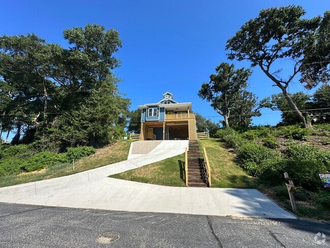 Building Photo - TREETOP HOME w/downstairs Suite