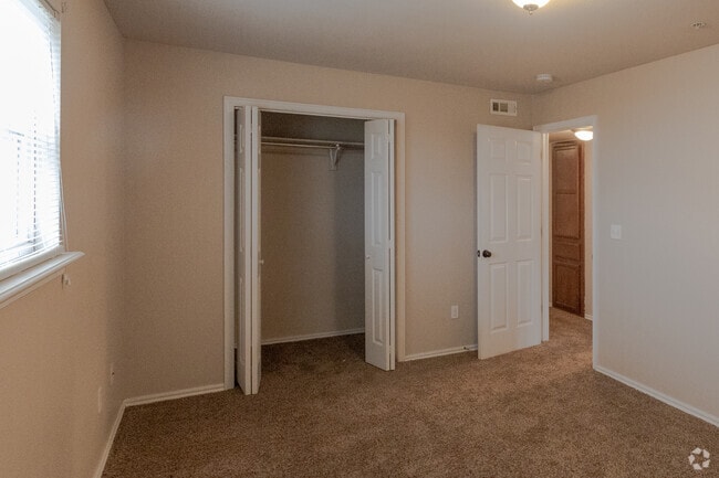 2BR, 1BA - 837SF