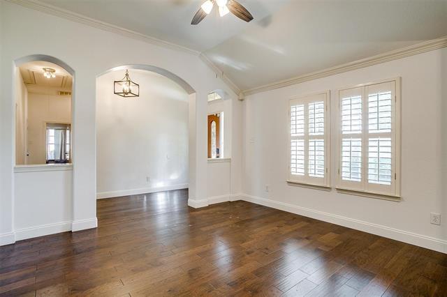 Photo - 704 Red Oak Ct