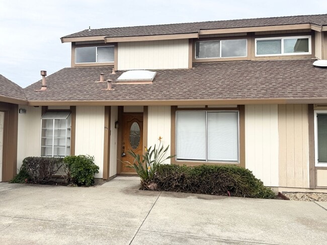 Building Photo - Great Shape Townhome in Pleasanton with shared driveway