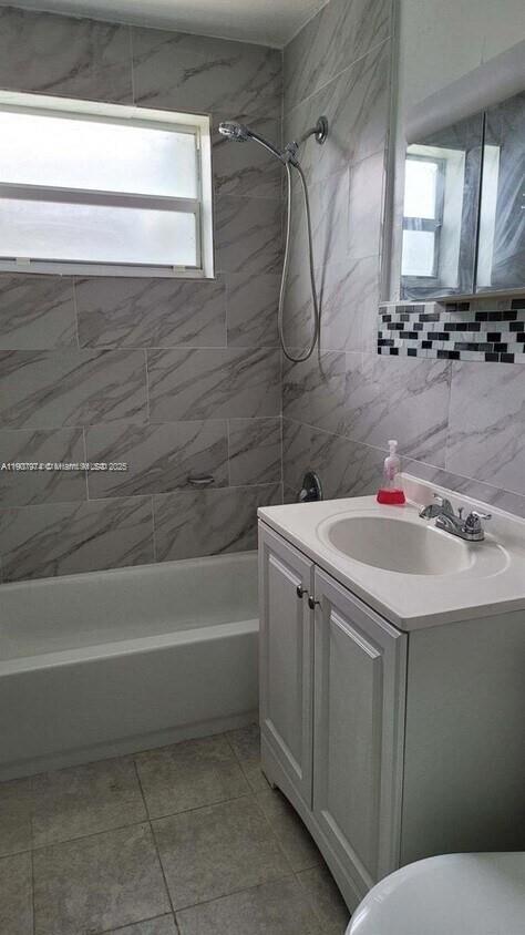 Photo - 935 W 5th St