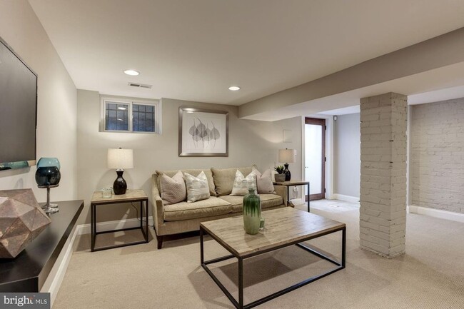 Building Photo - 3914 New Hampshire Ave NW Unit In-Law Suite