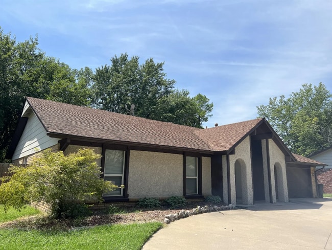 Photo - 4 Bed | 2 Bath in South Tulsa!