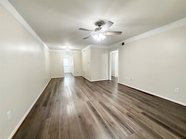 Building Photo - 500 Willow Dr Unit B4