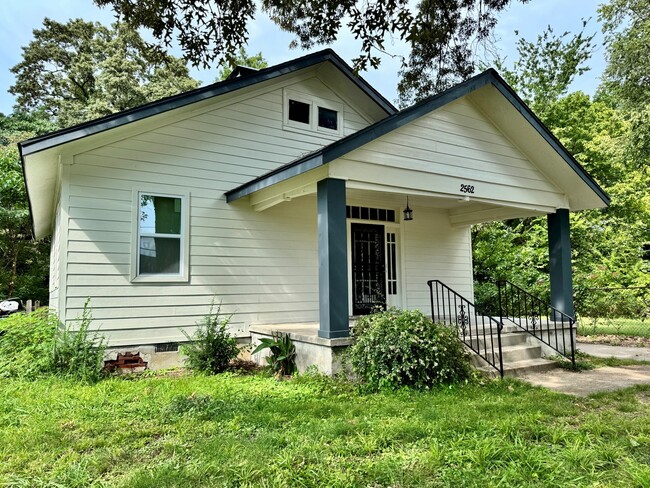 Photo - 2562 School Ave
