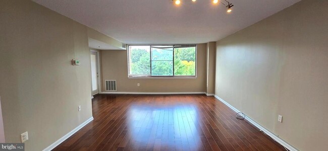Photo - 10101 Grosvenor Pl Unit 817