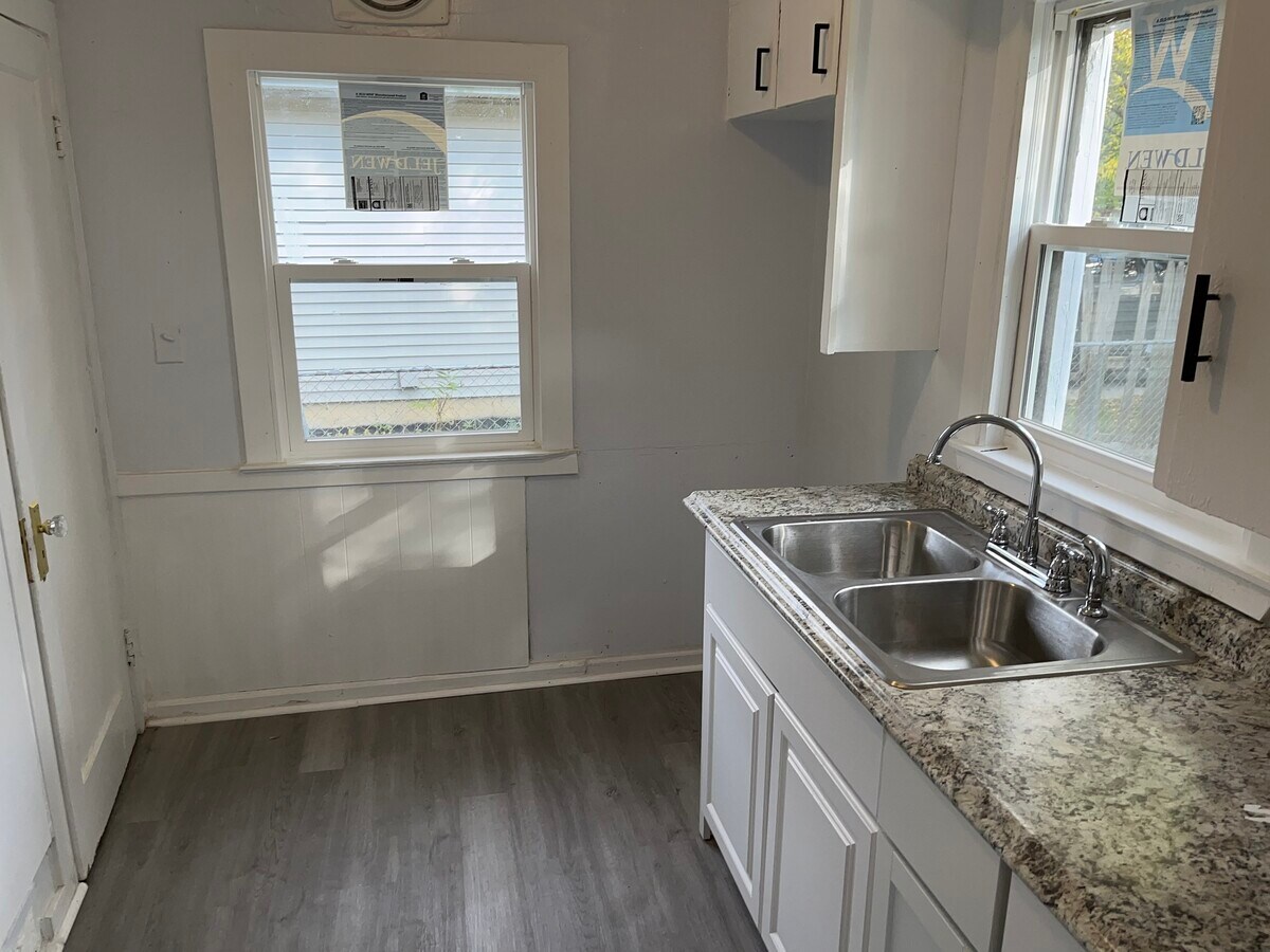 Photo - 724 Oakdale St SE