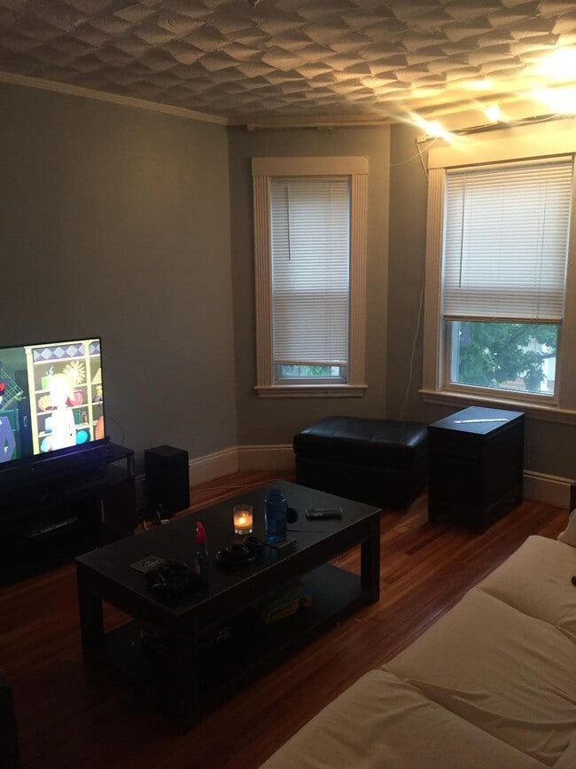 Photo - 35 Montfern Ave Unit 2