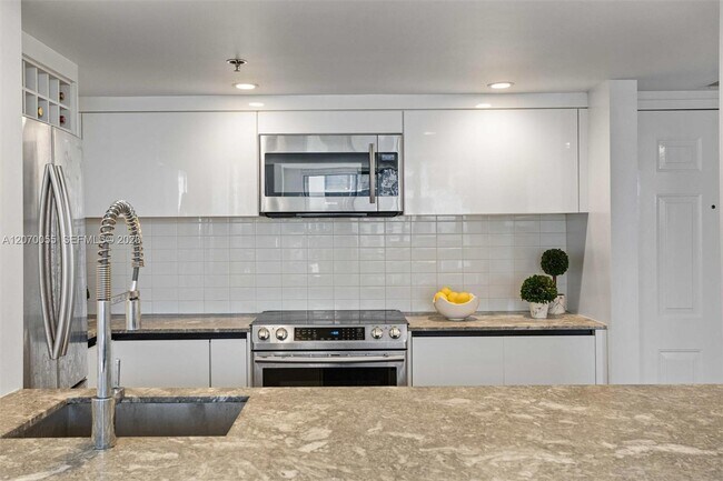 Photo - 540 Brickell Key Dr Unidad 1519