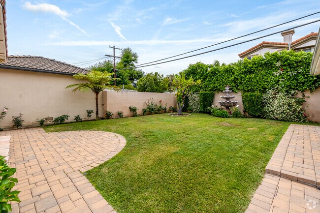 Edificio alternativo - 4937 Hesperia Ave