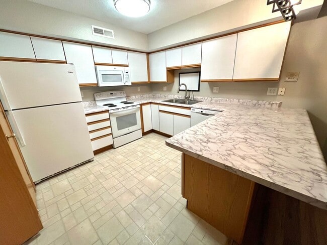 Photo - Updated 2 BR Condo in the Heart of Coralville! Available NOW!!! Unidad 103