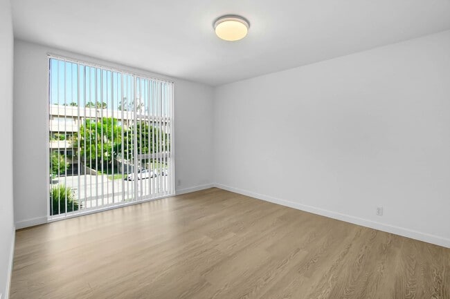 Photo - 744 S Windsor Blvd