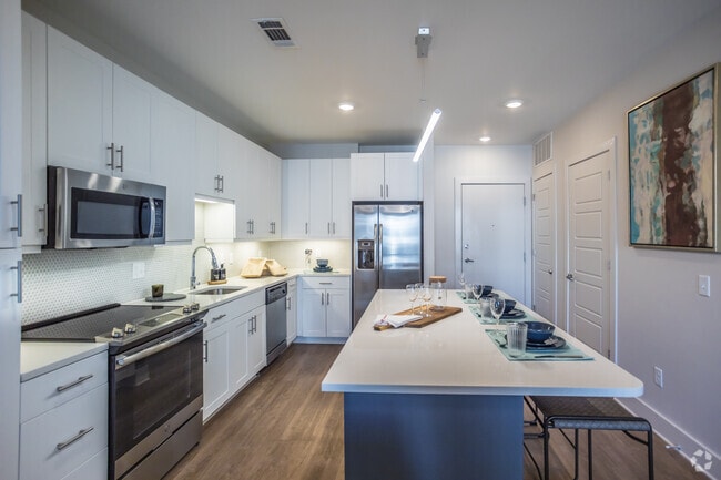 2 BR, 2 BA - 1095 SF