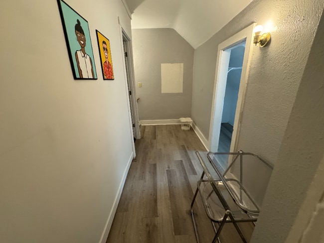 Photo - 405 Carrier St NE