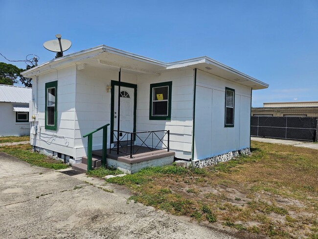 Building Photo - 1 Bed rental @ OBT & 22nd Unit 1311 22nd St