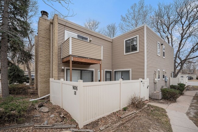 Building Photo - Charming 2 Bedroom 1.5 Bathroom Condo in Southeast Denver available Now!