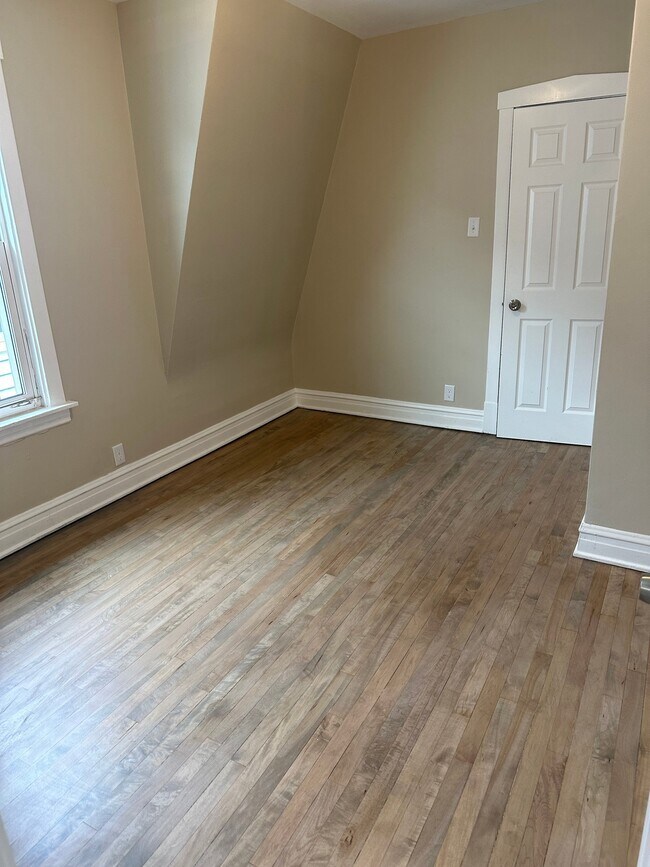 5204 N Ludlam Ave Unit 2