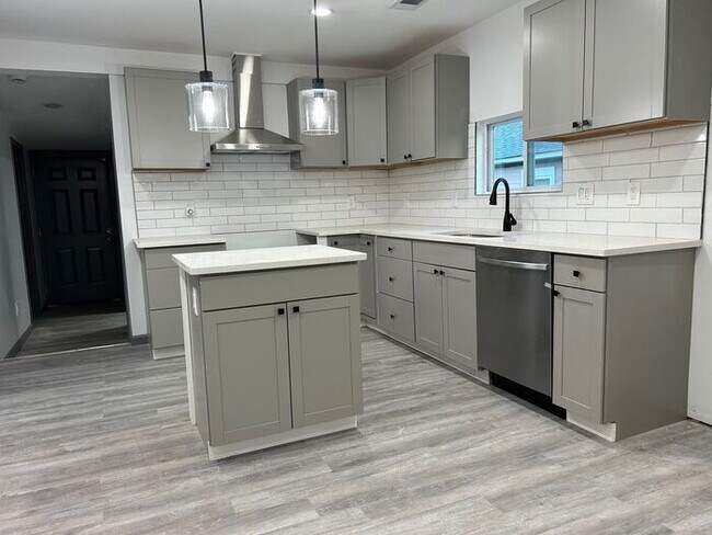 Photo - Oakland City 3 Bed/2 Bath, Beautifully Remodeled with Lovely Chefs Kitchen!