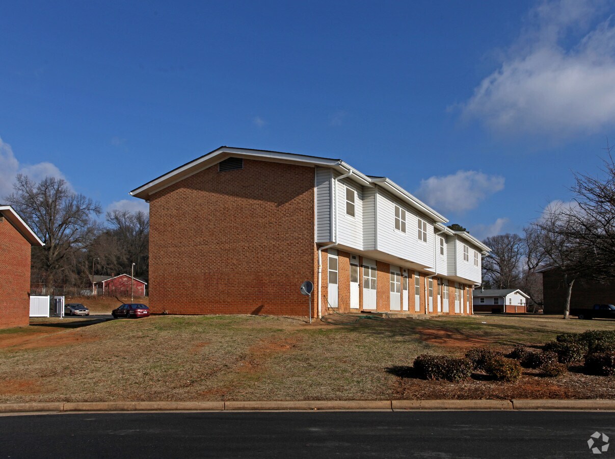 Photo - Dillehay Courts