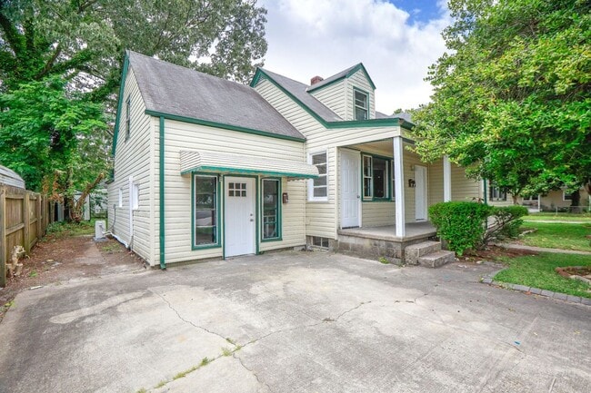 Building Photo - 4729 Pinehurst Ave Unit B