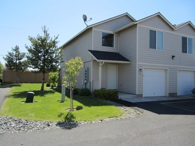 2 Bedroom Townhome in SW Redmond! - 2 Bedroom Townhome in SW Redmond!