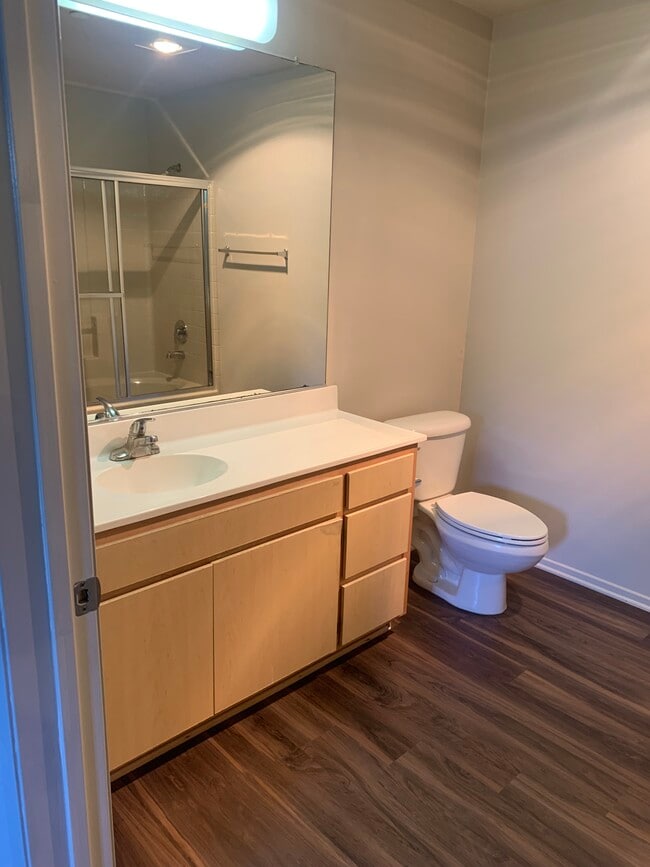 Baño 2 - 10717 Lawler St Unidad 2nd Floor