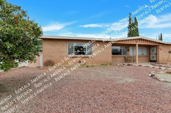 Photo - 5821 E North St