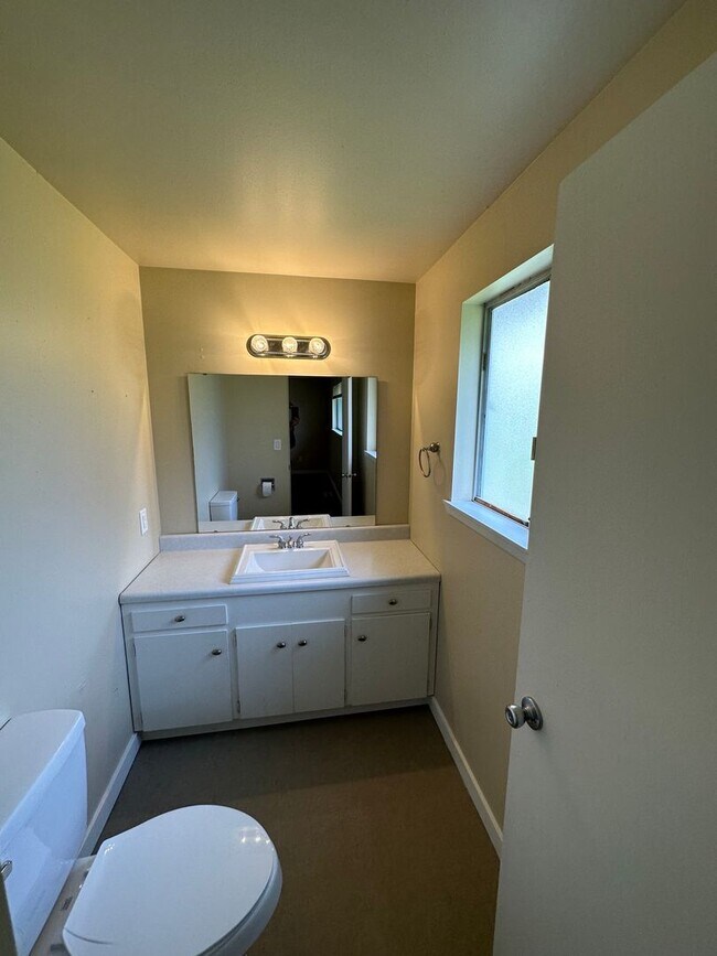 Photo - 3 Bedroom 2.5 Bathroom Hardwood Floors Fen...