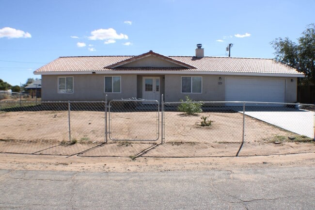 Building Photo - Move-In Ready 4BR/2BA with New Flooring, F...