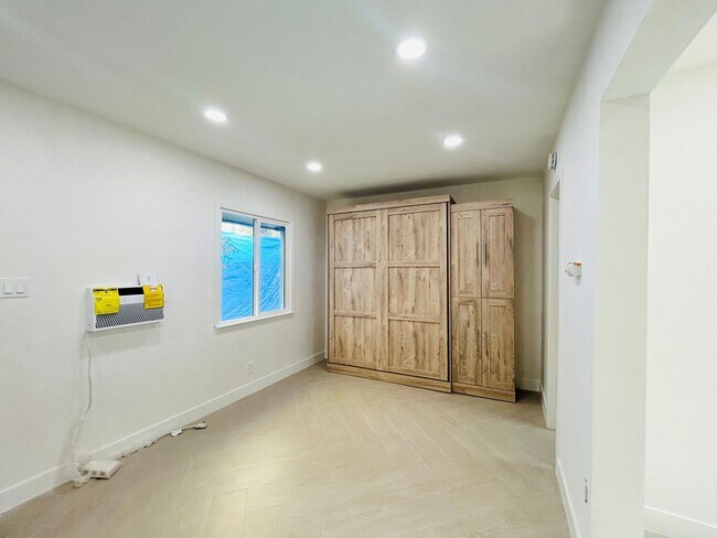 633 Rose Ave Unit Studio