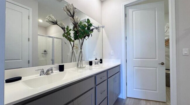 Photo - 5635 S Drive Cir