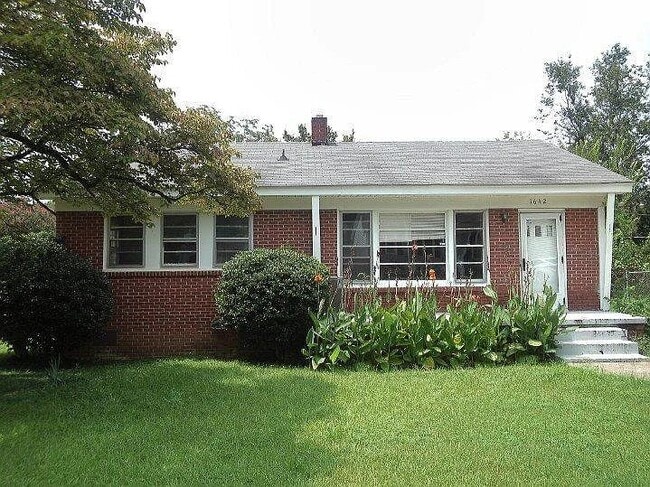 Building Photo - 1642 Oak St